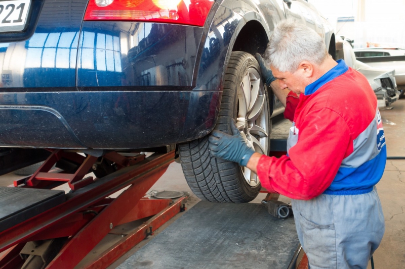 boutique-BRAS-min_auto_repair_repair_lift_auto_mechanic_work_clothes_master_professional_man_of_the_fold-685629