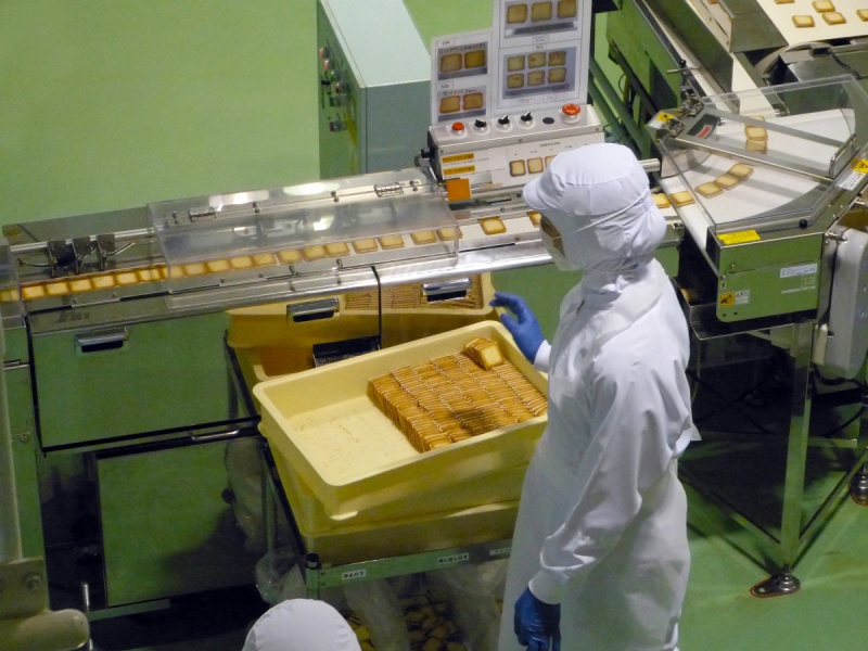 boutique-BRAS-min_japan_sapporo_chocolate_factory_label_packaging_cookie_machine_operator-961505